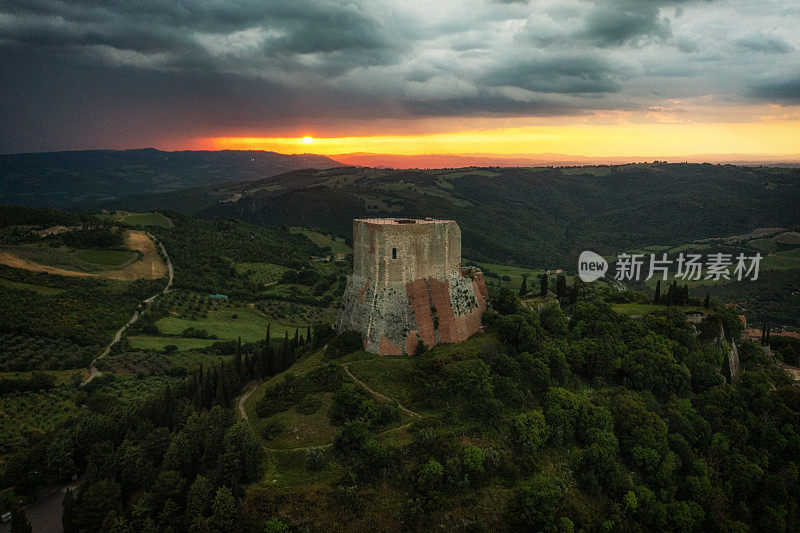 Rocca di Tentennano是意大利托斯卡纳地区Rocca d'Orcia的中世纪塔楼